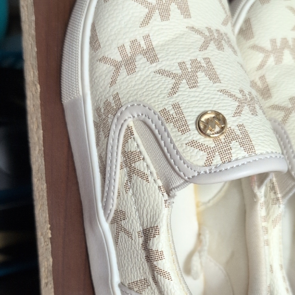 SeeMICHAEL Michael Kors Cream Logo Slip-On Sneakers with Gold Accents Size 8 - Picture 2 of 3